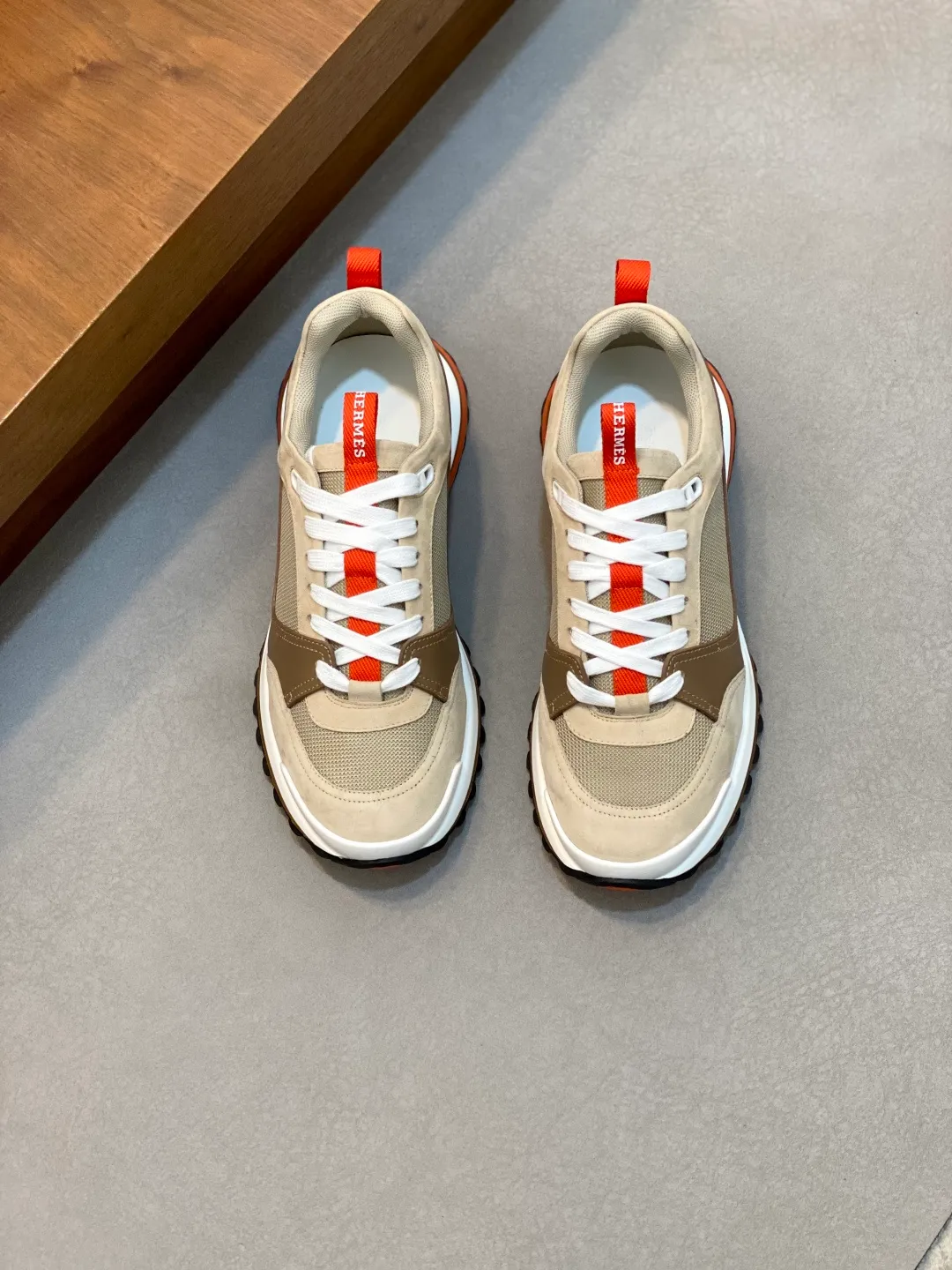 Men's men's shoes 💰700 HERMES/Hermès Leader sneakers! Tech twill, calfskin and suede goatskin sneakers featuring paneled multicolor twill, calfskin and suede. Lightweight geometric sole for a stylish urban look. Product details: White and orange rubber sole Black rubber sole with orange rubber insert Light natural leather insert White rubber toe cap Beige lambskin insole and lining Cotton strap, rubber lettering Sole height: 4cm Size: 39-40-41-42-43-44 (customized at 38.45)